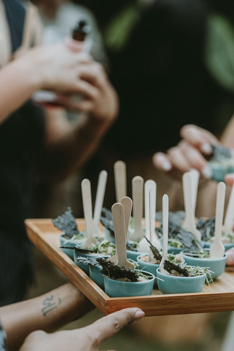 Un instant complice autour d'un plateau gourmand, parfait pour une séance photo famille chaleureuse dans les Landes.