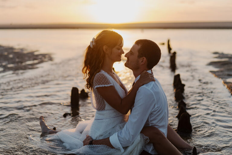 Instant tendre d'un couple en blanc, enlacés au coucher du soleil près de Dax, ambiance paisible des Landes.