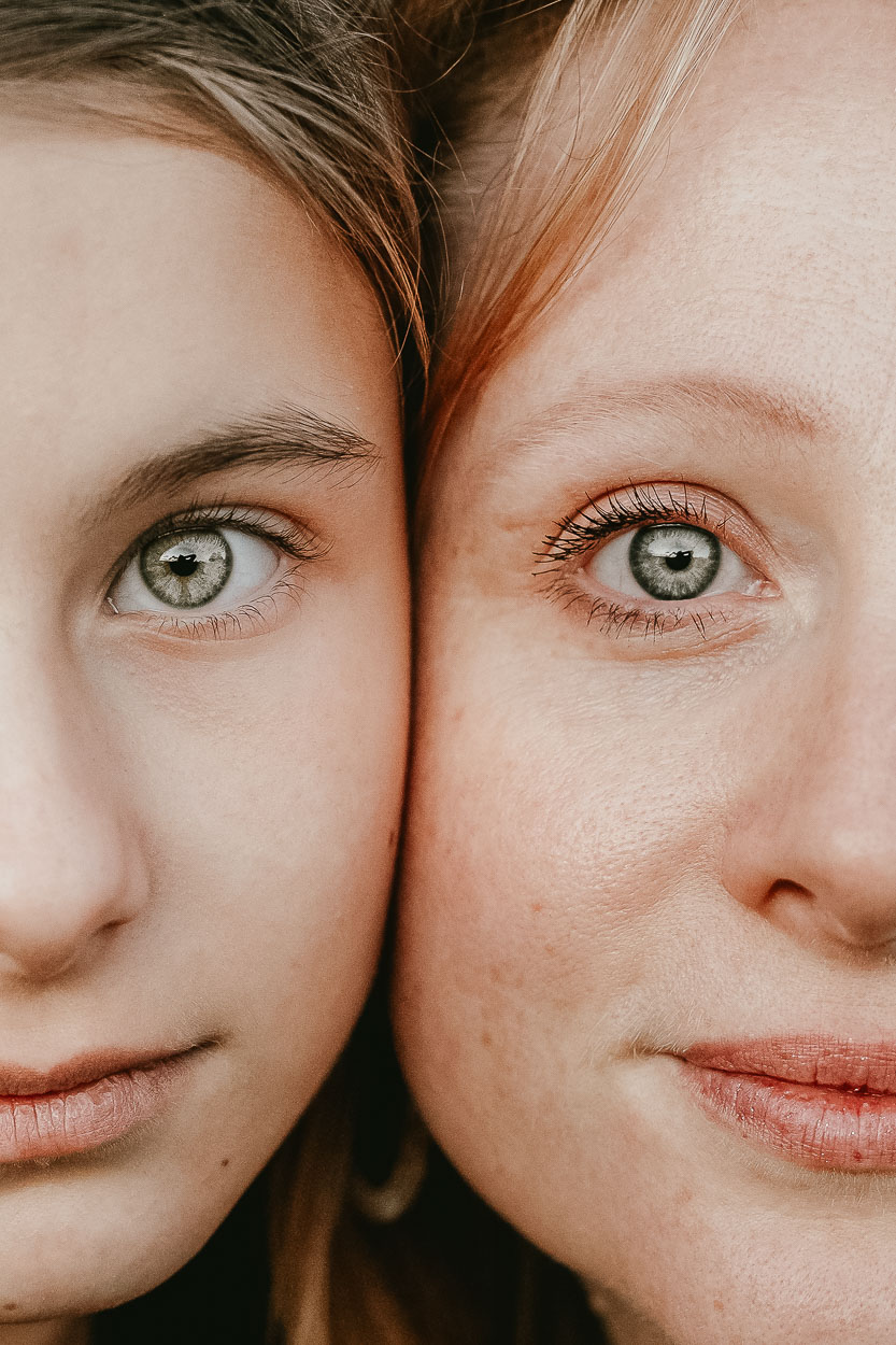 Portrait tendre de deux générations, regards complices, ambiance familiale capturée par Photographe Dax dans les Landes.