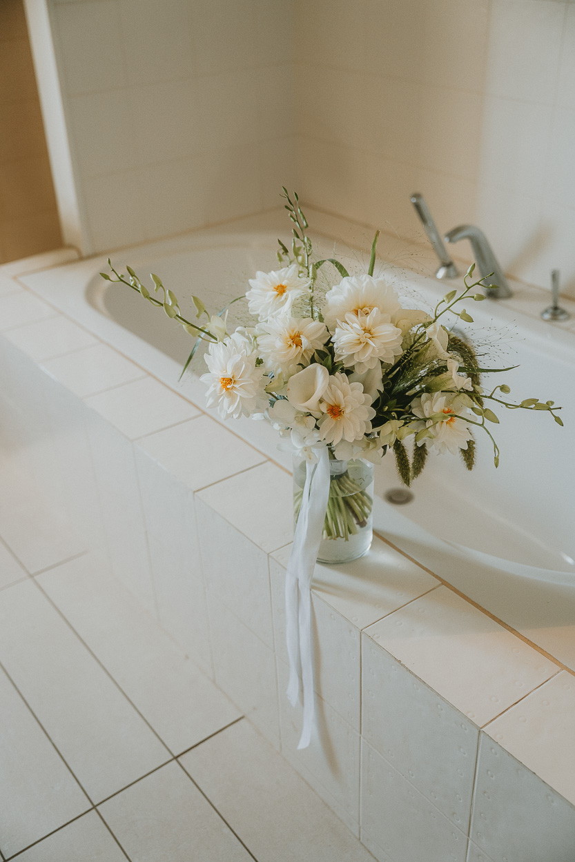 Cette scène douce évoque l'amour, un bouquet élégant posé sur une baignoire, immortalisé dans l'ambiance paisible des Landes.