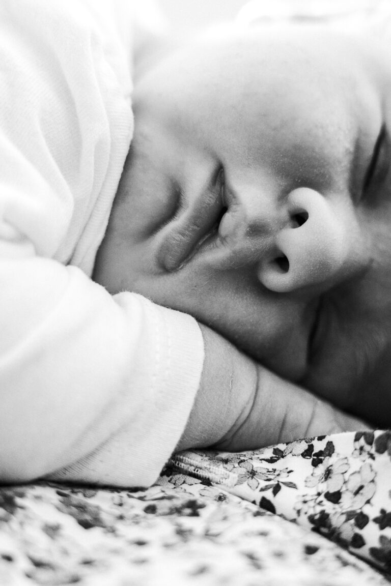 Tendre portrait en noir et blanc d'un bébé endormi, douceur et émotion familiale par Photographe à Dax dans les Landes.