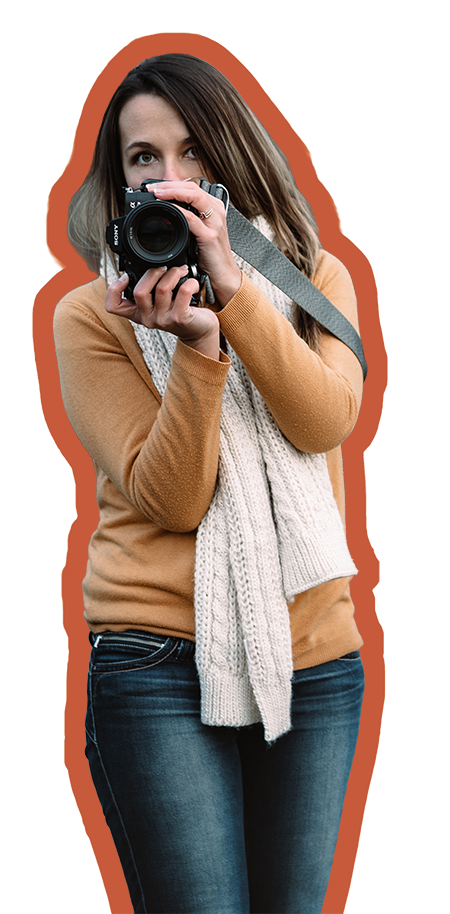 Une femme douce tient son appareil photo, prête à capturer vos plus beaux souvenirs dans une ambiance naturelle des Landes.