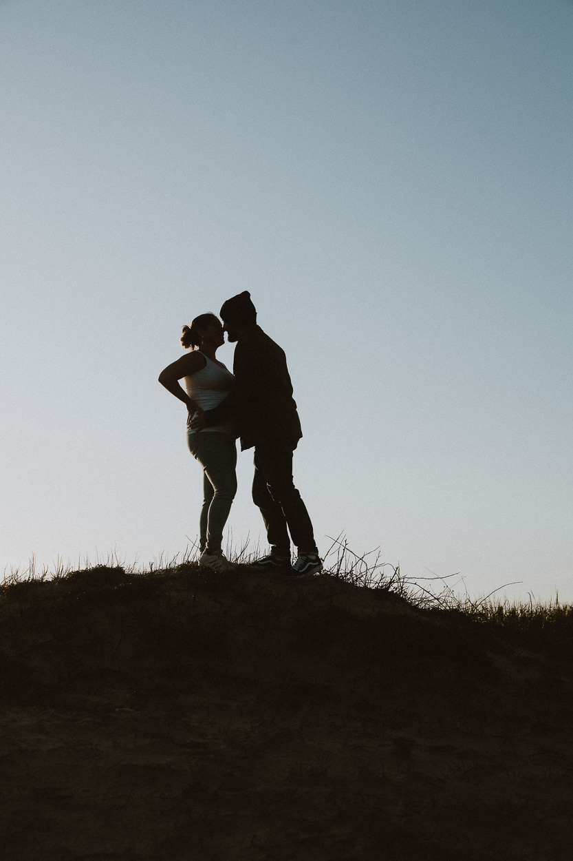 Deux êtres côte à côte, silhouette tendre sur une colline landaise au ciel limpide, signée photographe Dax.