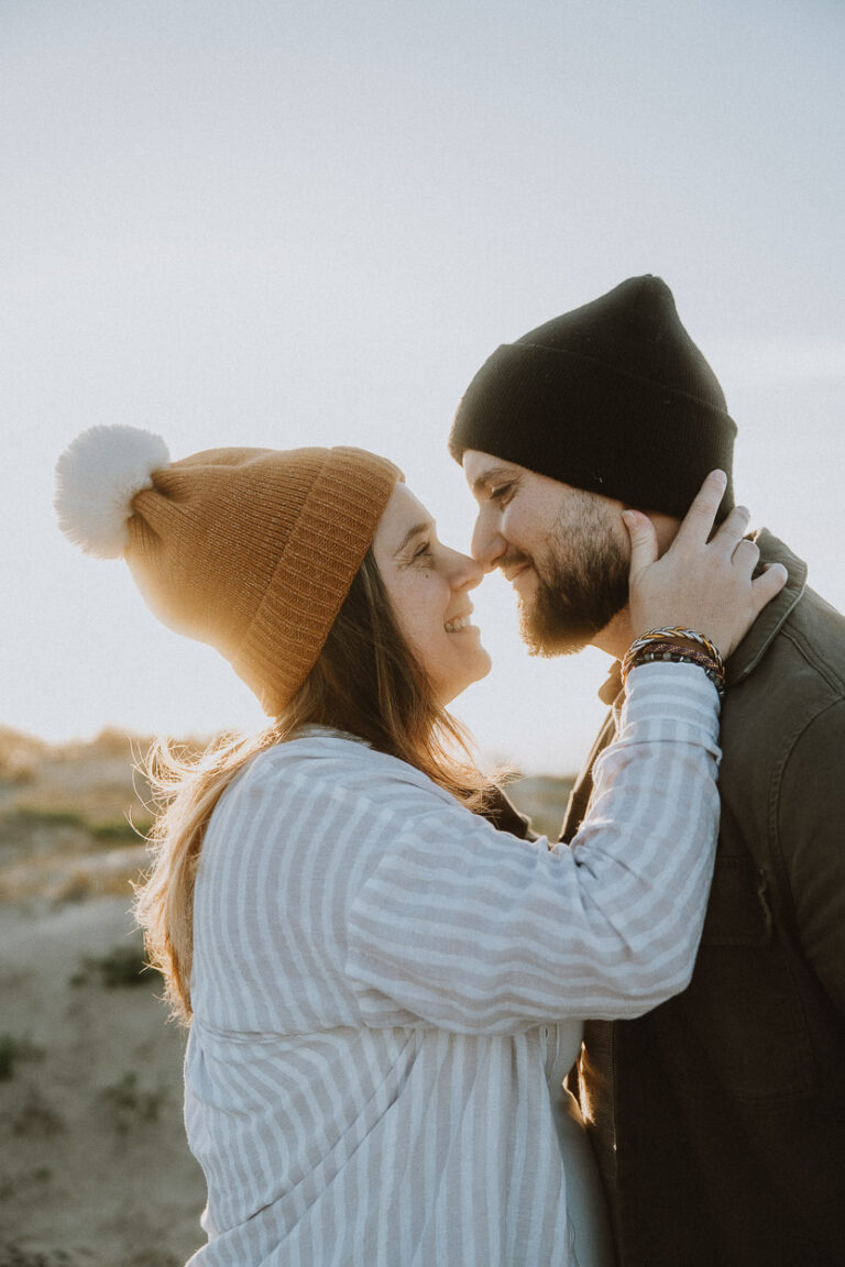 Une douce complicité sous la lumière dorée des Landes, parfait pour un souvenir authentique en couple ou photo de mariage.