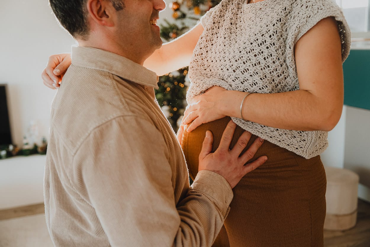 Deux mariées dans un moment de tendresse, photographiées par Allison