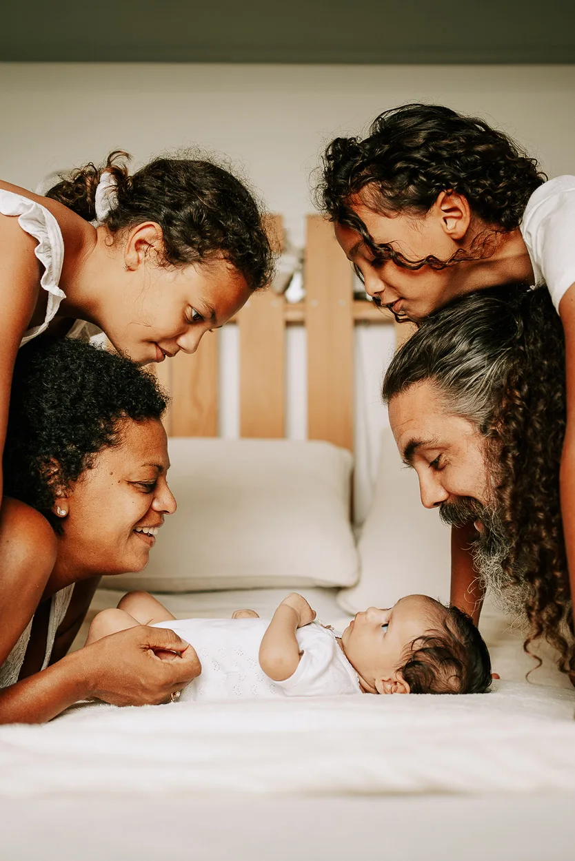 Moment tendre en famille à Dax, Landes : sourires partagés autour d'un bébé, ambiance chaleureuse et authentique.