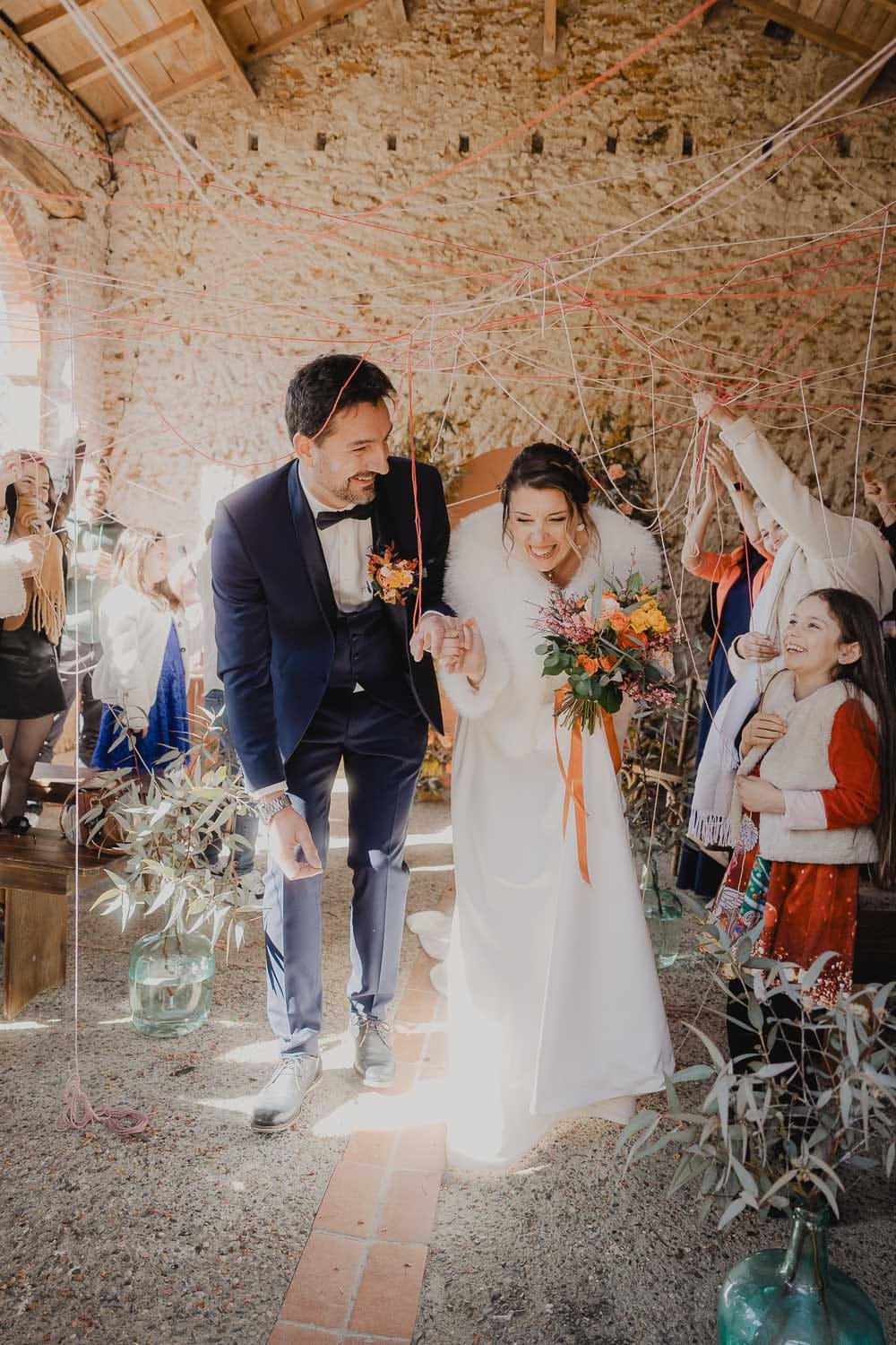 Instant tendre lors d'un mariage ; sourire, bouquet et ambiance festive capturés dans les Landes avec vos proches réunis.