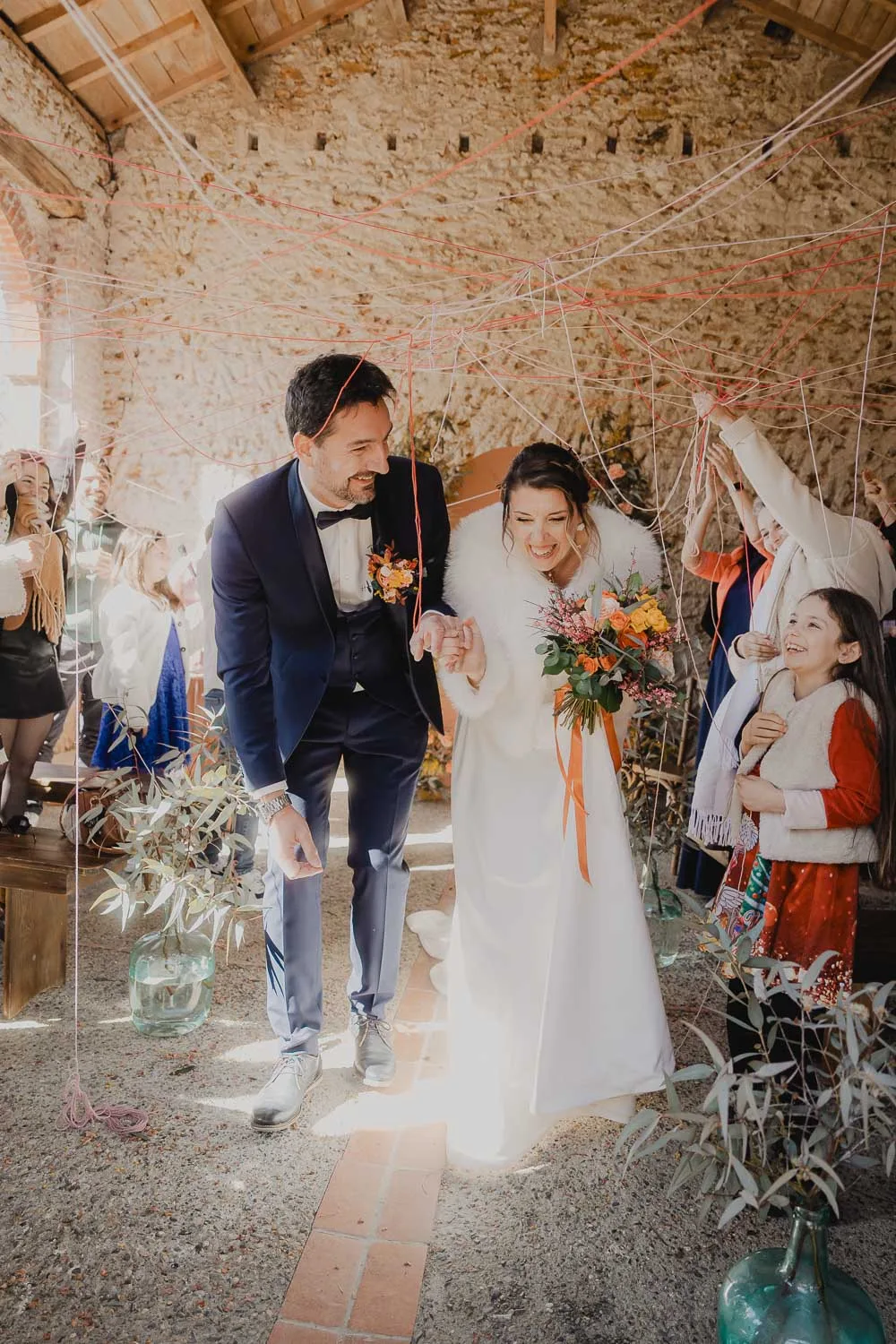 Instant tendre lors d'un mariage ; sourire, bouquet et ambiance festive capturés dans les Landes avec vos proches réunis.