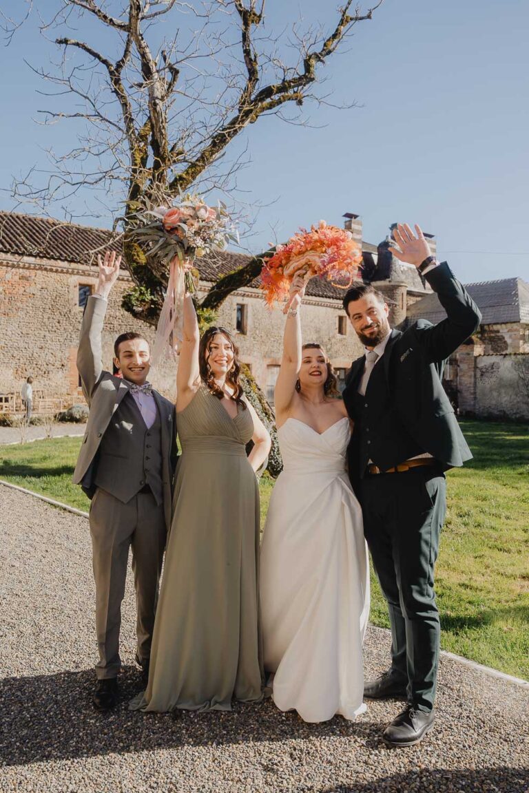 Un joli moment capturé : mariée, demoiselle d'honneur et proches rayonnent au soleil, ambiance festive dans les Landes.