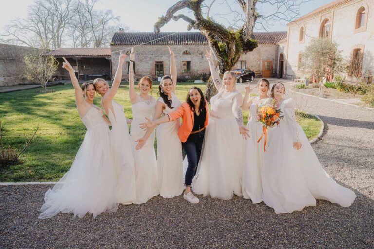 Un doux moment de complicité féminine en extérieur, parfait pour une séance photo famille ou mariage dans les Landes.