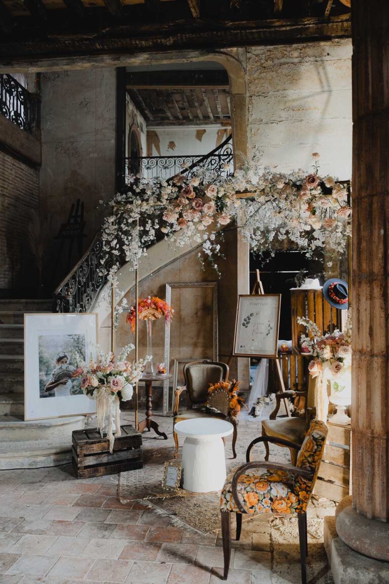 Imaginez une pièce vintage aux escaliers bruts, fleurs et œuvres d'art, parfaite pour vos photos de famille authentiques dans les Landes.