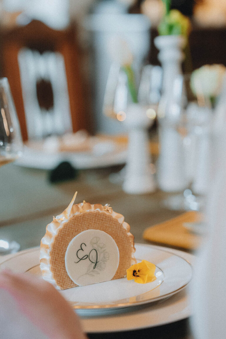Un joli biscuit fleuri posé sur une table élégante, ambiance douce et familiale idéale pour un souvenir mariage Landes.