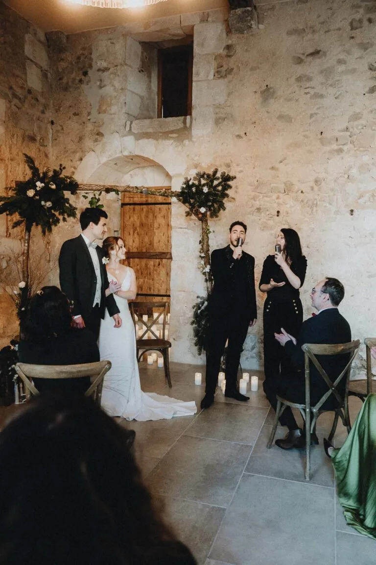 Moment tendre au cœur des Landes : mariés à l'autel, ambiance douce, invités émus, bougies et regards complices.