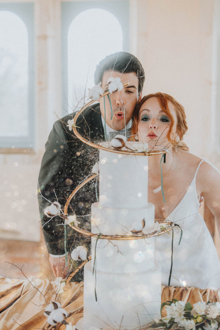 Un couple élégant souffle sur un joli gâteau, entourés de lumière et de douceur, idéal pour une séance photo mariage Landes.