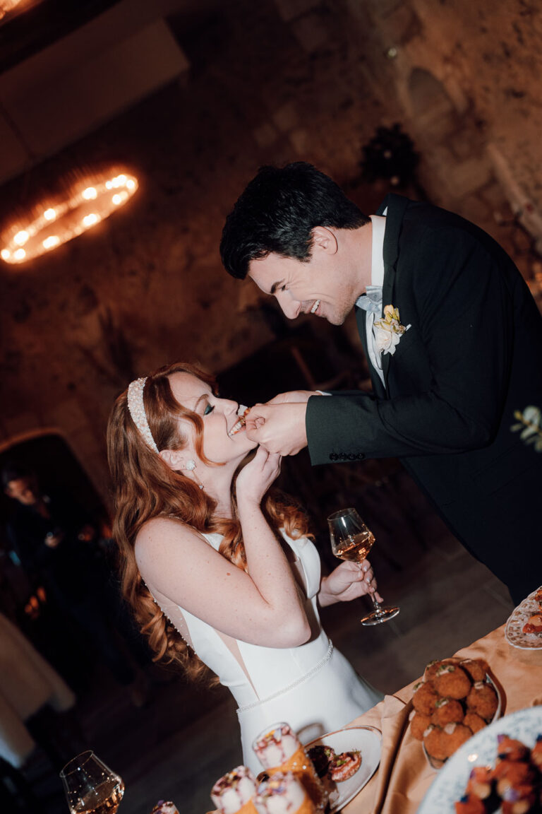 Moment tendre d'un couple à leur table de desserts, sourire complice, lumière douce capturée dans l'ambiance des Landes.