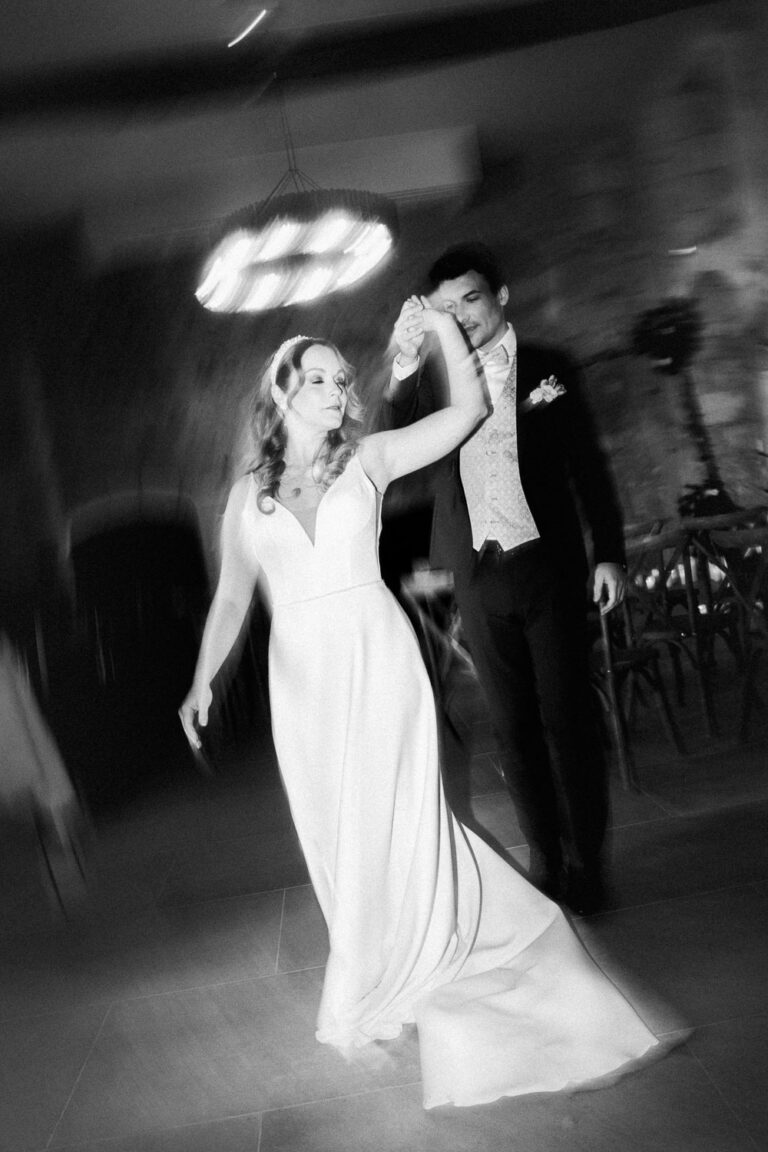 Un doux moment de danse entre mariés, capté en mouvement dans une ambiance chaleureuse par votre photographe Landes.
