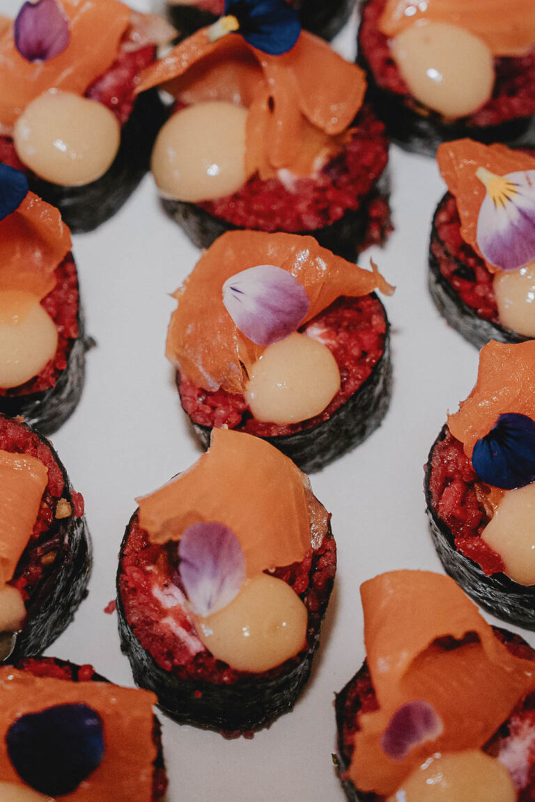 Sur une table blanche lumineuse, de jolis sushis aux détails doux évoquent l'art délicat d'un reportage mariage Landes.