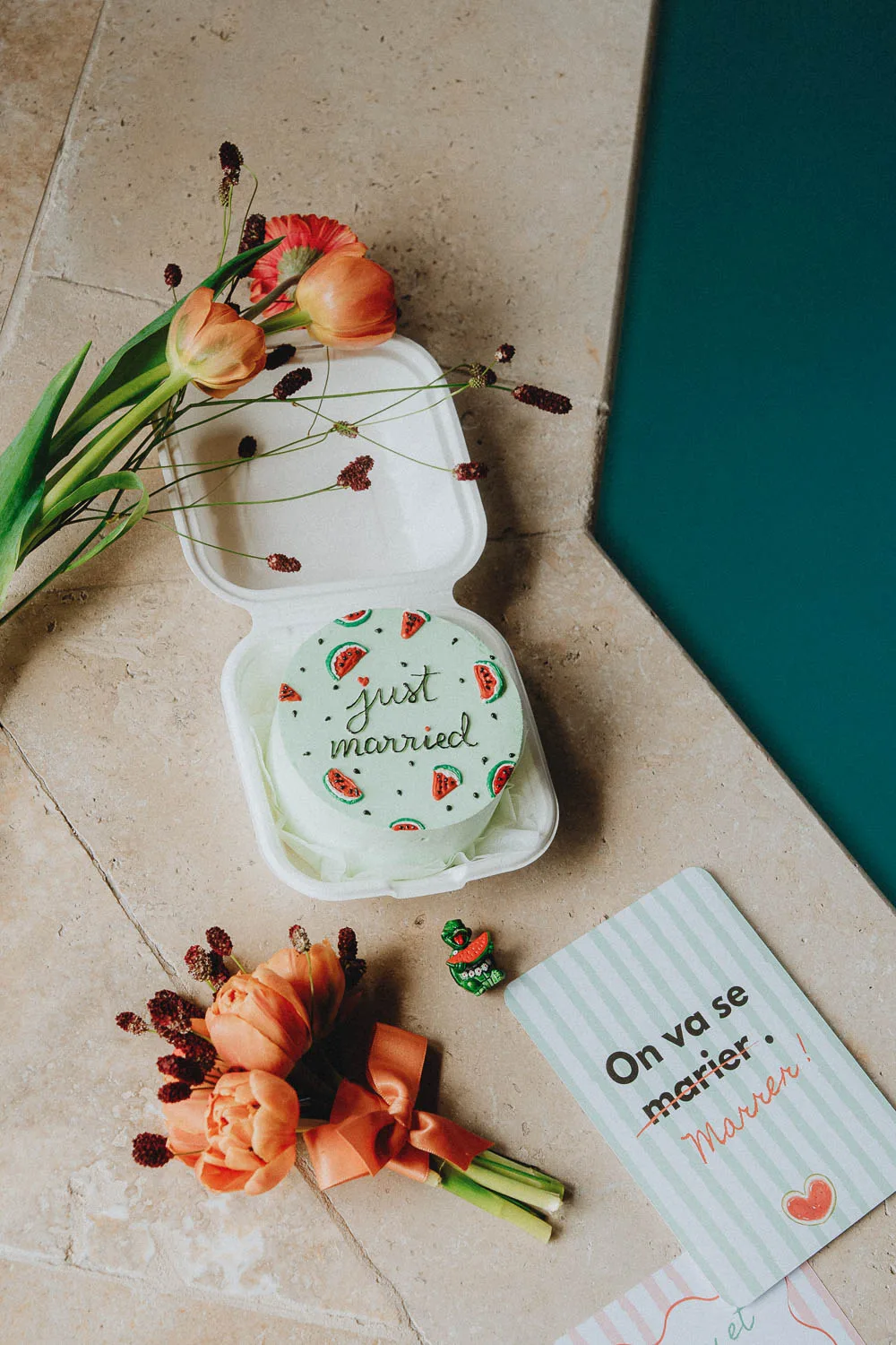 Gâteau "just married", fleurs orange et carte près de la piscine à Dax, instant mariage plein d'émotion dans les Landes.