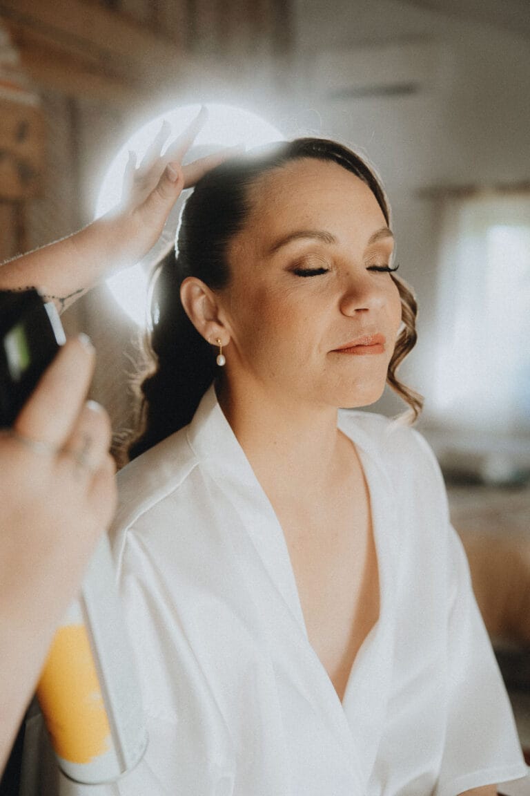 Moment de douceur lors des préparatifs mariage à Dax : future mariée paisible, coiffée sous une lumière douce dans les Landes.