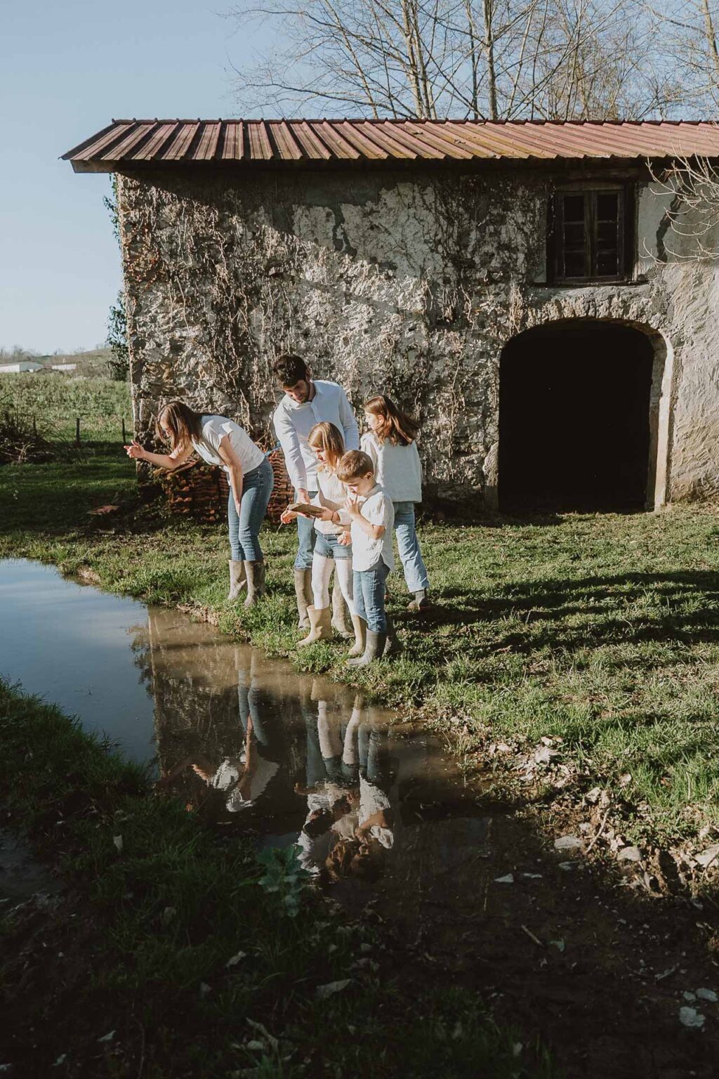 Une famille réunie près d’un étang à Dax, des éclats de rire d’enfants sous le soleil lors d’une séance photo dans les Landes.