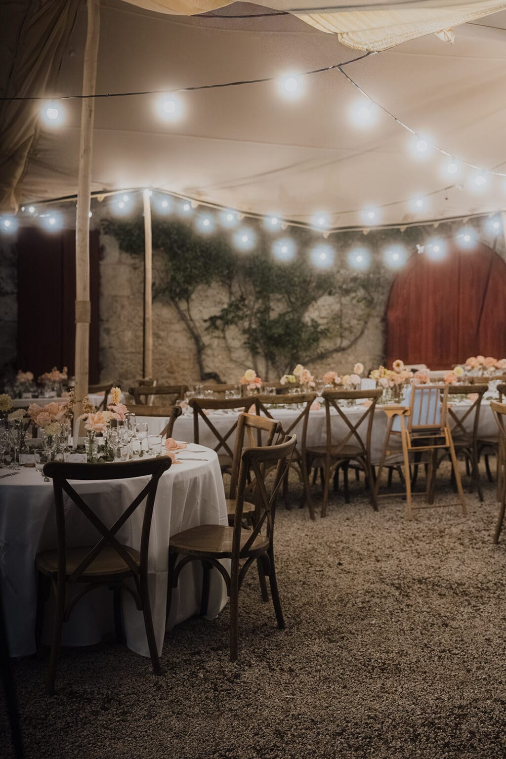 Réception de mariage sous un chapiteau fleuri et illuminé, dans un domaine des Landes.