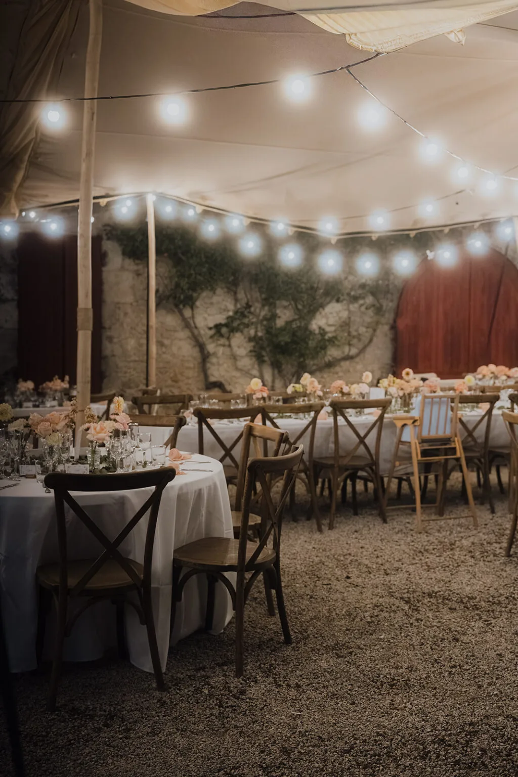 Réception de mariage sous un chapiteau fleuri et illuminé, dans un domaine des Landes.