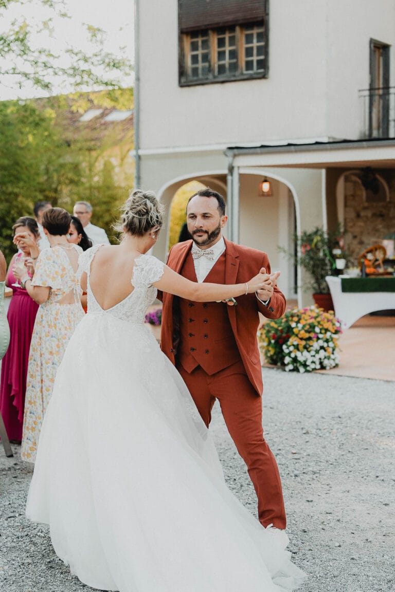 Des mariés dansant en plein air devant leurs invités dans un domaine des Landes.