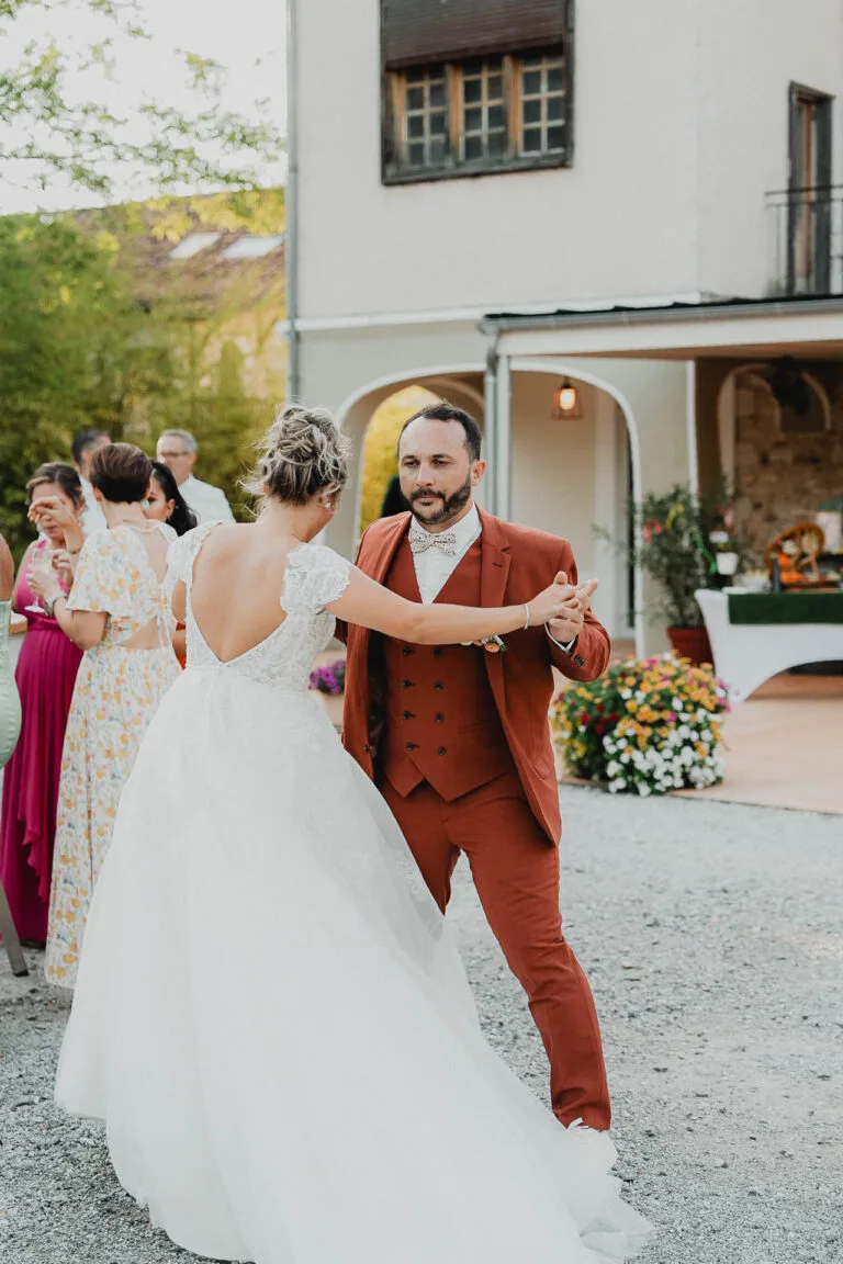 Des mariés dansant en plein air devant leurs invités dans un domaine des Landes.