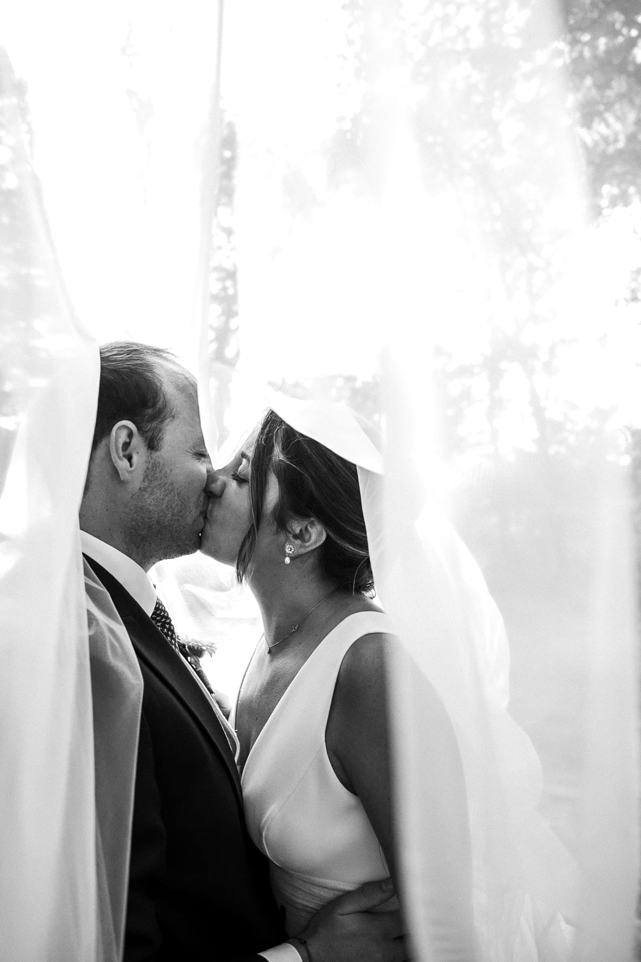 Baiser derrière le voile, en noir et blanc