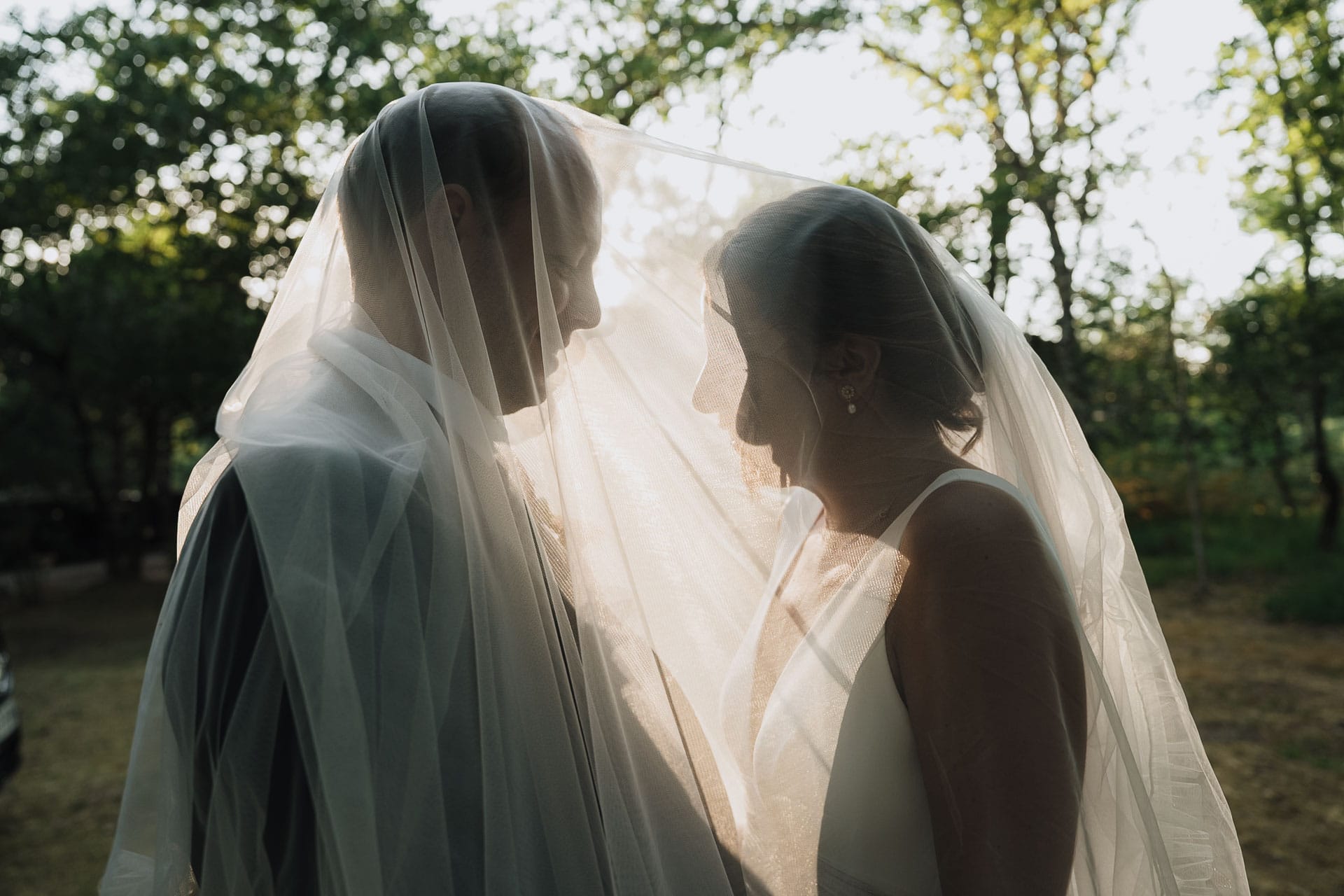 Deux femmes réunies sous le voile, en contre-jour