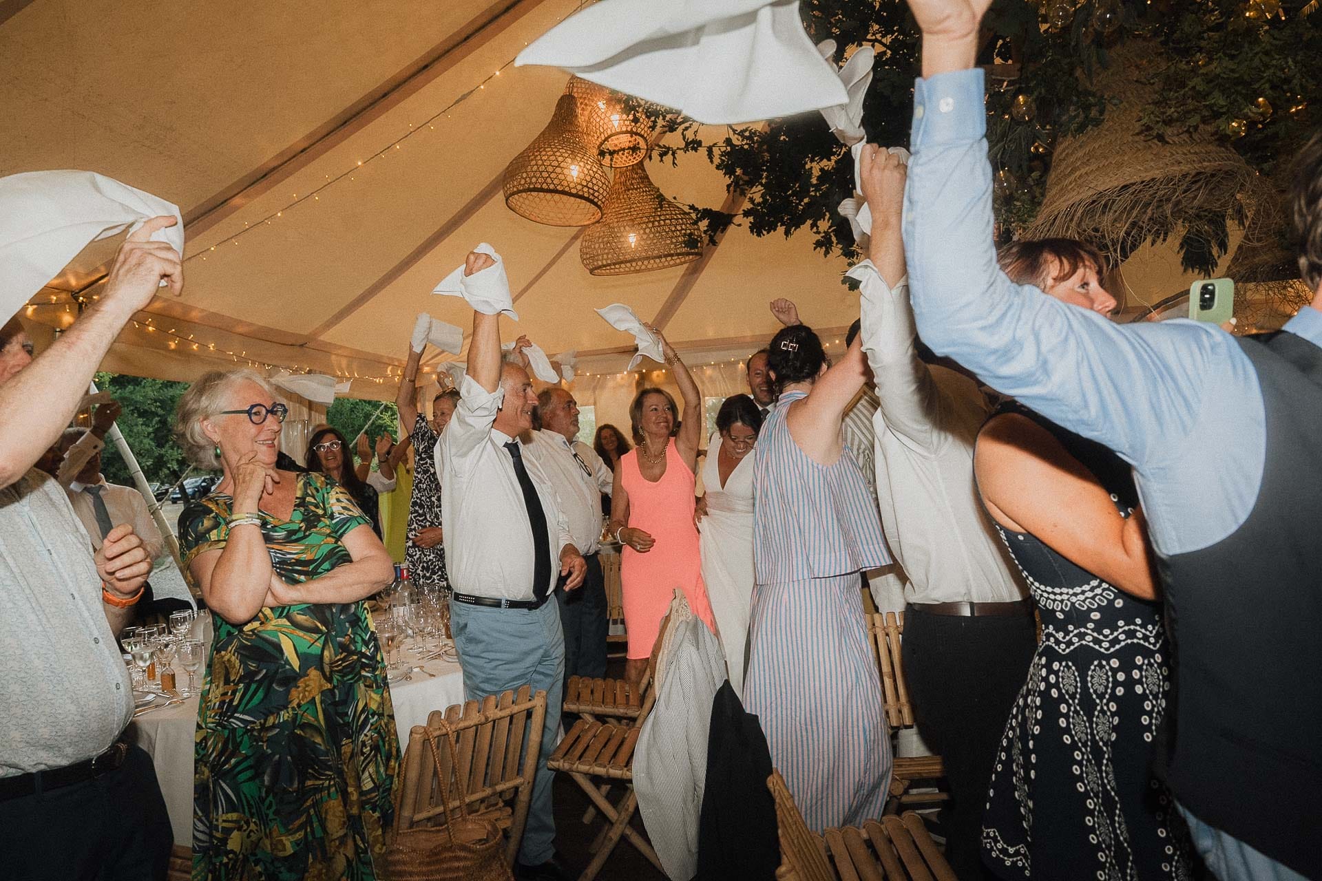 Les invités agitent les serviettes pendant la fête
