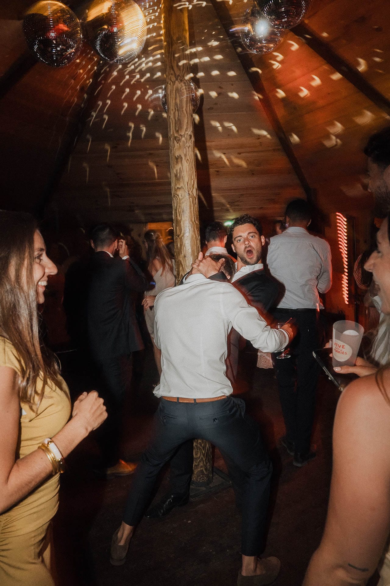 Un homme danse avec entrain au milieu des invités