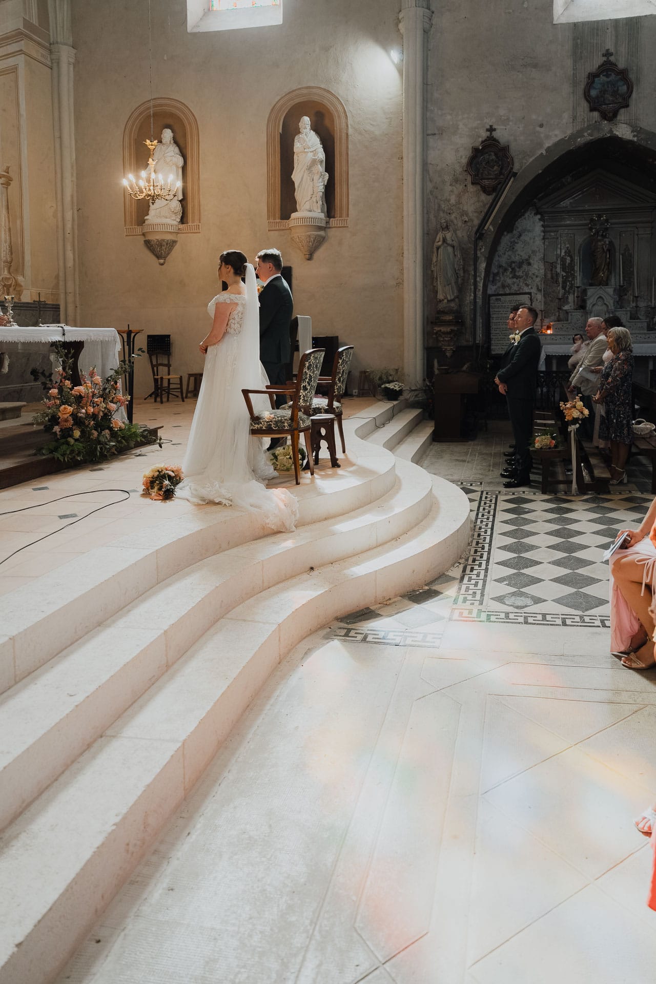 Une cérémonie religieuse dans une église