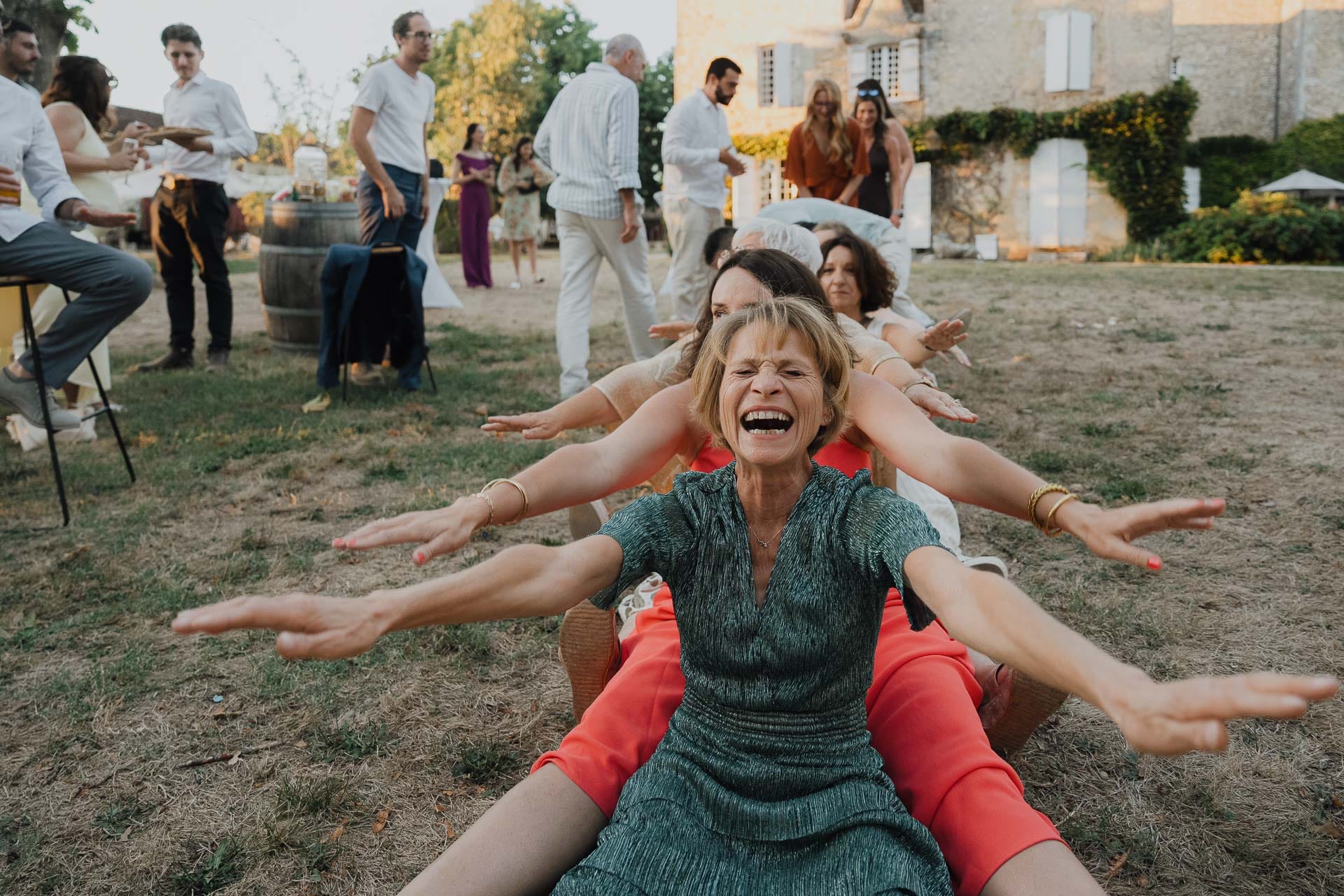 Invités qui s’amusent ensemble pendant un mariage en extérieur