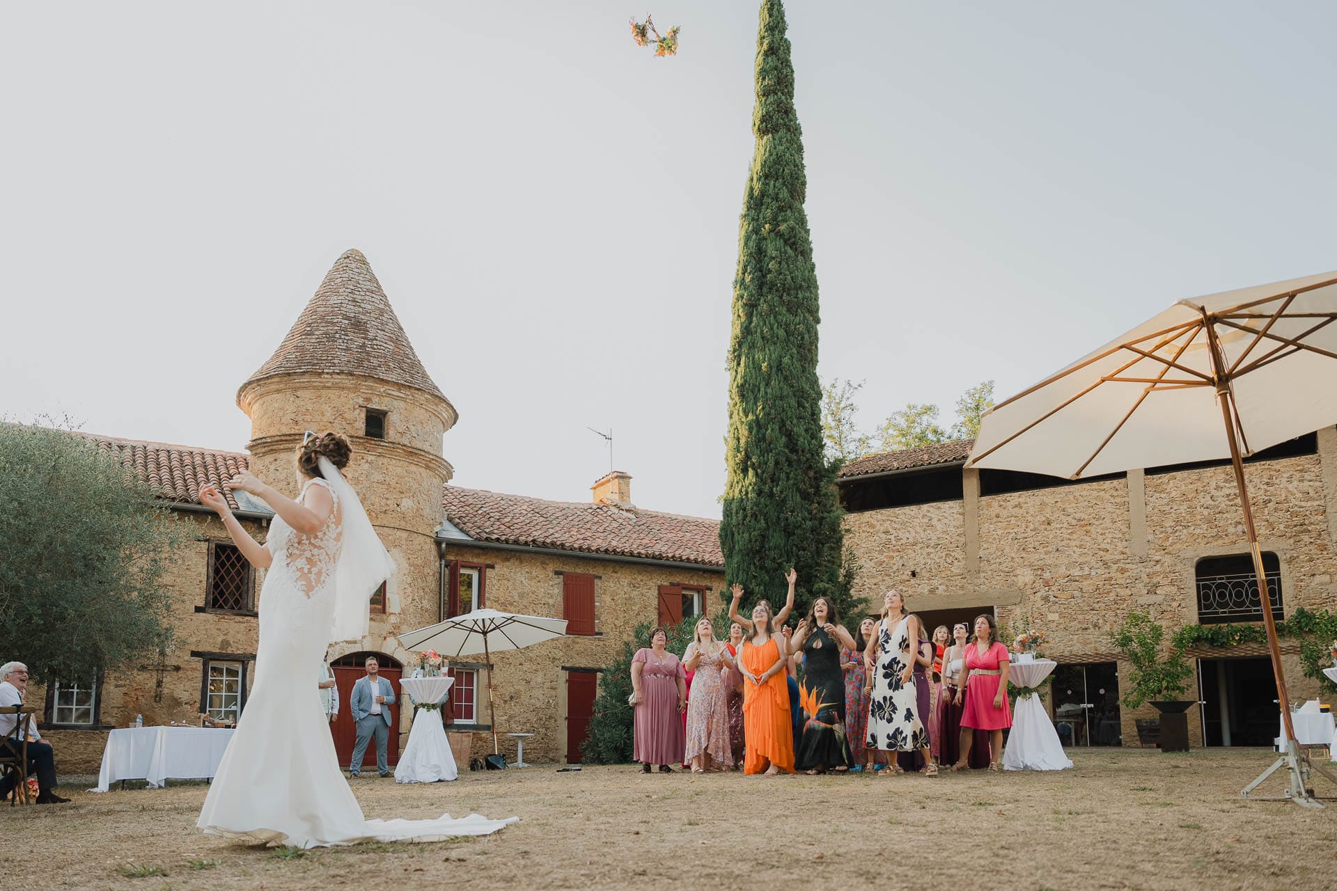 Les mariés devant une cérémonie haute en couleurs