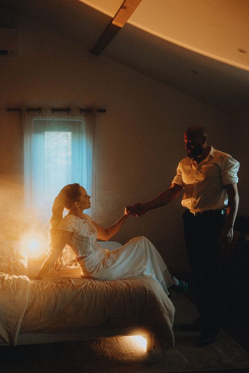 Tendresse en couple dans une chambre douce à Dax, séance famille capturée par Allison Micallef, Landes.