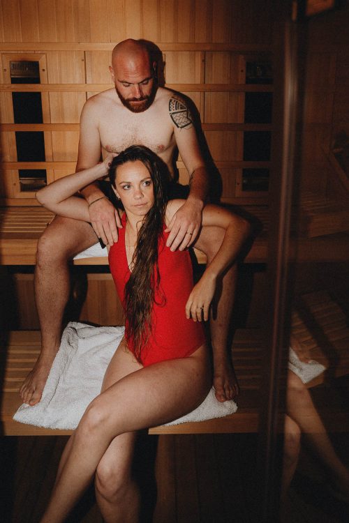 Moment complice en sauna bois, rire et chaleur pour séance photo famille à Dax dans les Landes par Allison Micallef.