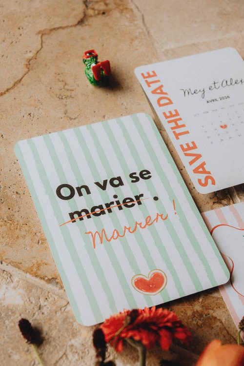 Invitation de mariage créative posée sur pierre à Dax, parfaite pour un reportage famille ou couple dans les Landes.