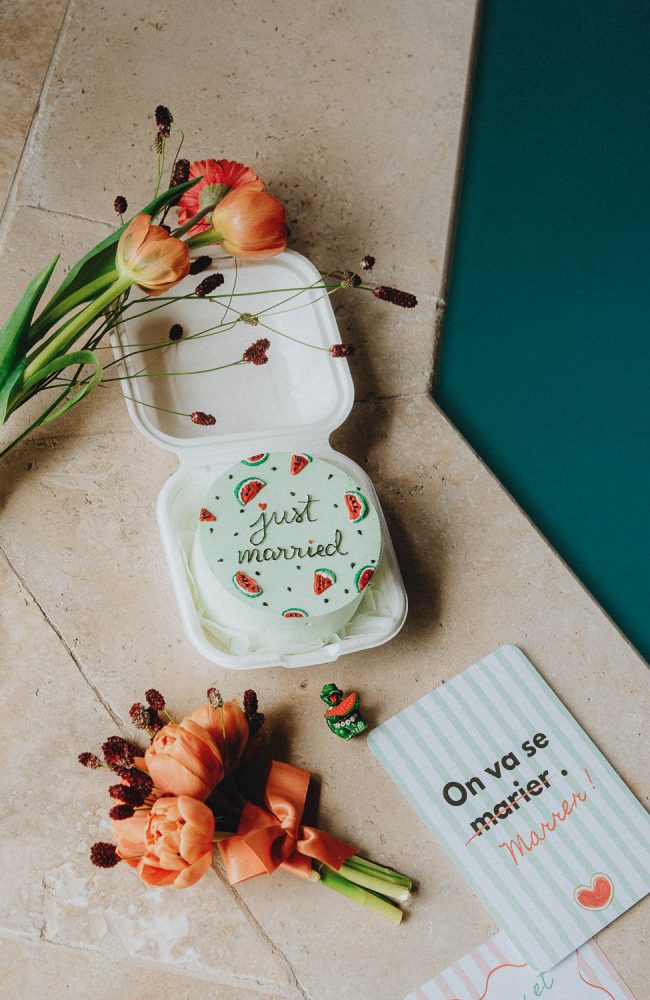 Gâteau "just married", fleurs orange et carte près de la piscine à Dax, instant mariage plein d'émotion dans les Landes.