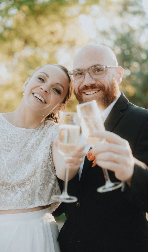 Couple élégant trinquant au champagne sous la lumière du soleil à Dax, Landes-joie capturée lors d'une séance couple.