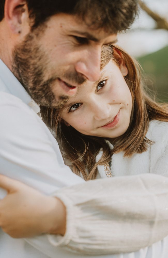 Un moment de tendresse entre un papa barbu et sa fille souriante lors d’une séance photo en famille à Dax, dans les Landes, dans une ambiance chaleureuse.