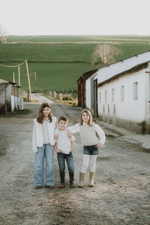 Des rires d'enfants sur un chemin de terre à Dax, au milieu de maisons blanches et de collines verdoyantes : une séance photo de famille pleine d'authenticité.
