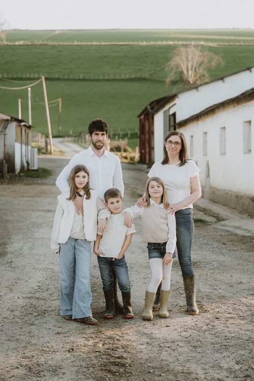 Une famille réunie sur un chemin de campagne à Dax, dans les Landes, au milieu des champs verdoyants : un moment de complicité immortalisé lors d'une séance photo en famille.