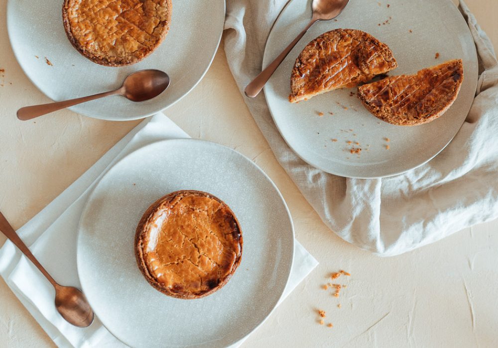 Trois douceurs rondes sur assiettes, coupe vue sur le cœur moelleux, ambiance chaleureuse de goûter en famille dans les Landes.