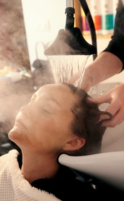 Imaginez-vous, paisiblement allongée, les yeux clos dans un salon cosy des Landes, profitant d'un doux massage du cuir chevelu.