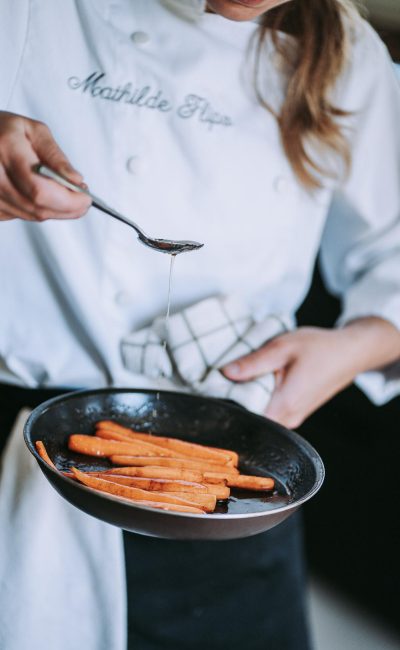 photographe culinaire carotte dans une poelle